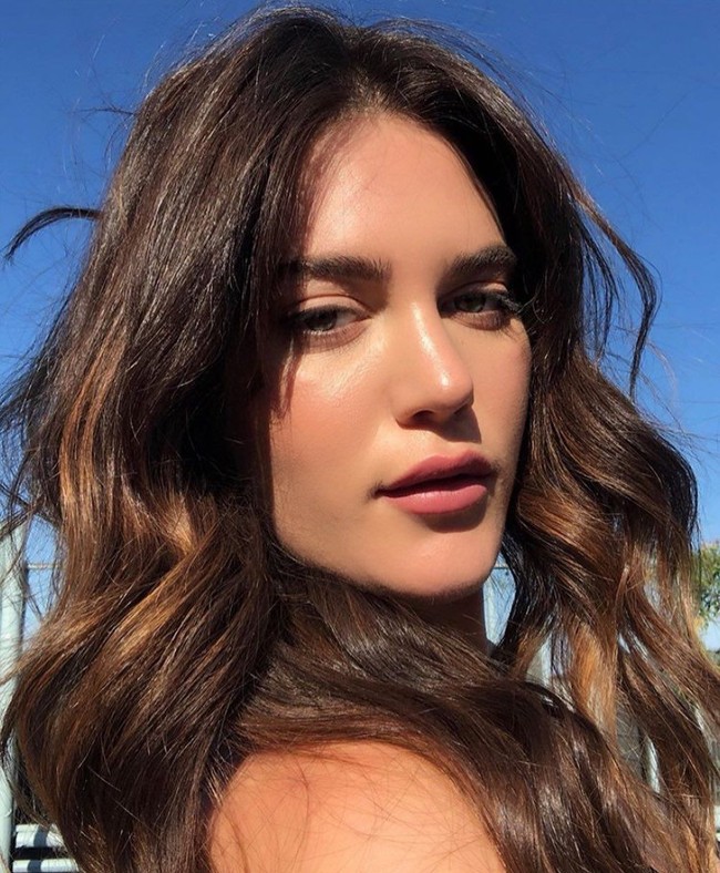 Aku tidak pernah menyangka aku akan melihat foto diriku di dinding bersebelahan dengan top supermodel yang selama ini aku lihat saat aku masih kecil. Ini sangat luar biasa. Aku seperti merasa berada di puncak dunia, ujarnya. Foto: Instagram @ali_tate_cutler