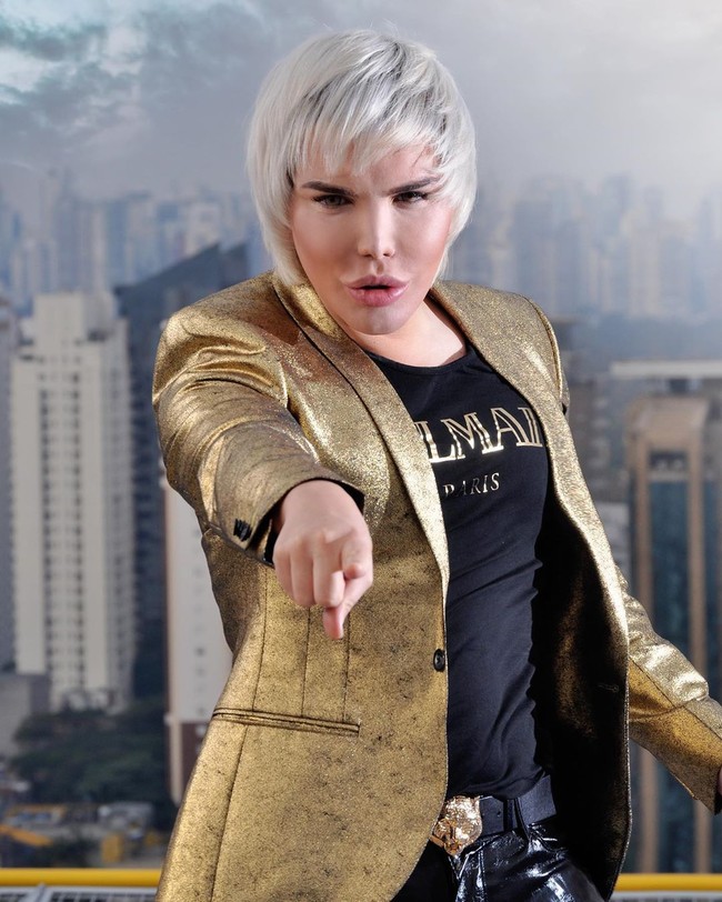 Sejumlah netizen mengatakan bahwa penampilannya jadi semakin seram. Netizen mengomentari bahwa dia tidak lagi seperti manusia. This is the scariest thing Ive seen. So messed up! Like, not even human, tulis netizen.  Foto: Instagram