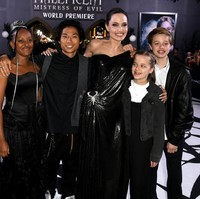 Untuk world premiere Maleficent 2 di Los Angeles, Angelina Jolie dan anaknya berbusana serba hitam. (Foto: Getty Images)