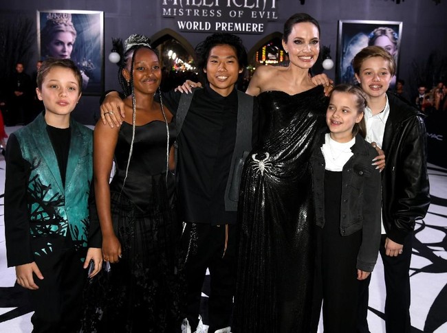 Untuk world premiere Maleficent 2 di Los Angeles, Angelina Jolie dan anaknya berbusana serba hitam. (Foto: Getty Images)