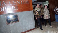 Selanjutnya, Puan melanjutkan mengecek ruangan wartawan atau Media Center DPR. Usai dari Media Center, Puan meninjau tenda TNI dan polisi yang bertugas mengamankan gedung DPR sejak sebelum pelantikan lalu. Puan tampak mengendarai mobil golf.