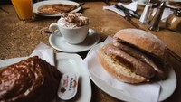  Selain aneka teh dan kopi tersedia juga menu makanan mulai dari pancake, burger, roti, hingga jus jeruk. Foto: Istimewa