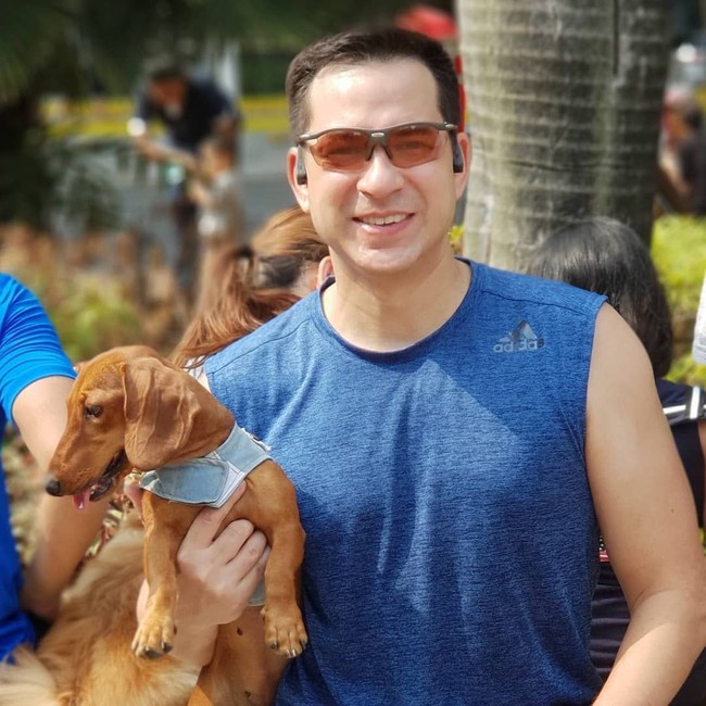 Berparas tampan dan awet muda, penampilan Ari Wibowo di usianya yang sudah memasuki 52 tahun justru terlihat semakin menawan. Meski sudah kepala 5 namun kulit wajahnya masih tampak mulus dan tak ada kerutan. Foto: Instagram @ariwibowo_official