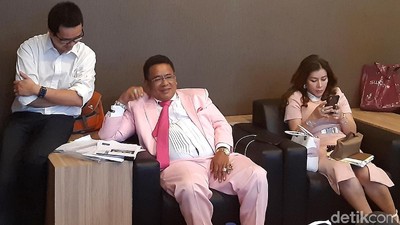 Nyentrik! Pakai Jas Pink, Hotman Paris Sambangi KPPU