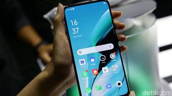 Oppo melengkapi kamera belakang dengan fitur Portrait Mode 2.0 serta Ultra Steady untuk mengambil foto dan video lebih baik. Tak ketinggalan Ultra Dark untuk foto di kondisi minim cahaya. Untuk selfie, vendor asal China ini masih menerapkan pivot rising camera. Ukuruanya sendiri 16 MP.