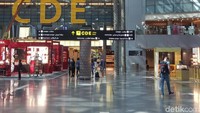 Bandara ini bisa menampung 35 juta penumpang per tahun dan jumlah penerbagannya mencapai rekor pada2017 sebanyak 222.321.