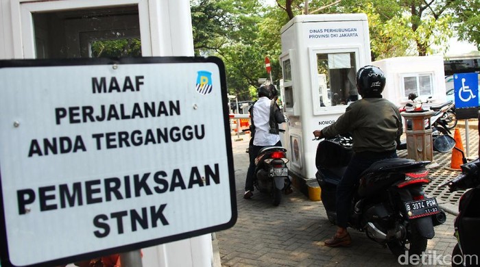 Tarif parkir di DKI Jakarta bakal naik jelang akhir tahun. Gubernur DKI Jakarta Anies Baswedan disebut tidak ingin kenaikan tarif parkir itu ditunda-tunda.