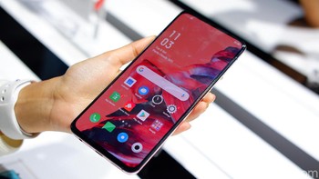 Layarnya 6,5 inch AMOLED. Foto: Adi Fida Rahman/detikINET