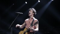 Beberapa lagu ia mainkan dengan gitar kesayangannya itu. Foto: Asep Syaifullah