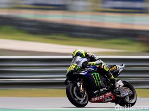 Sempat Posisi 1 dan Tercecer, Rossi Sebut Motornya Kurang Kencang