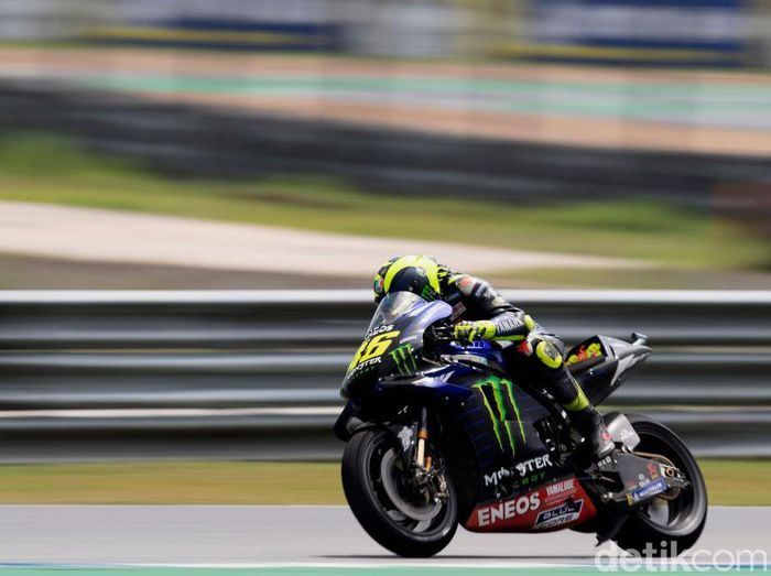 Pebalap Yamaha, Valentino Rossi, menunjukkan diri masih mempunyai embisi dengan mengganti kepala mekanik. (Foto: Mirco Lazzari gp/Getty Images) Pebalap Yamaha, Valentino Rossi, menunjukkan diri masih mempunyai embisi dengan mengganti kepala mekanik. (Foto: Mirco Lazzari gp/Getty Images)