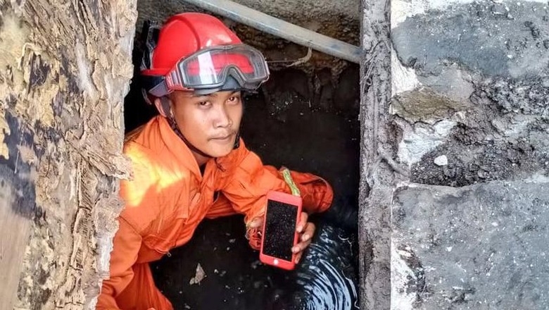 Selamatkan HP Tercebur, Damkar Bongkar dan Sampai Rela Masuk Got Selamatkan HP Tercebur, Damkar Bongkar dan Sampai Rela Masuk Got