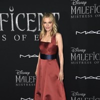 Maleficent: Mistress of Evil turut menampilkan aktris senior Michelle Pfeiffer sebagai salah satu bintangnya. Perempuan 61 tahun itu pun tak absen menghadiri acara premier film sekuel Maleficent itu di beberapa negara. Ini adalah penampilan Michelle di world premiere Maleficent 2 di Los Angeles, baru-baru ini. (Foto: Getty Images)