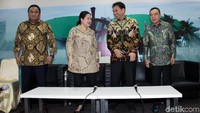 Usai meninjau tenda TNI dan polisi, Puan kemudian mengecek Gedung Nusantara. Dia meninjau salah satu ruang rapat yang berada di gedung tersebut.