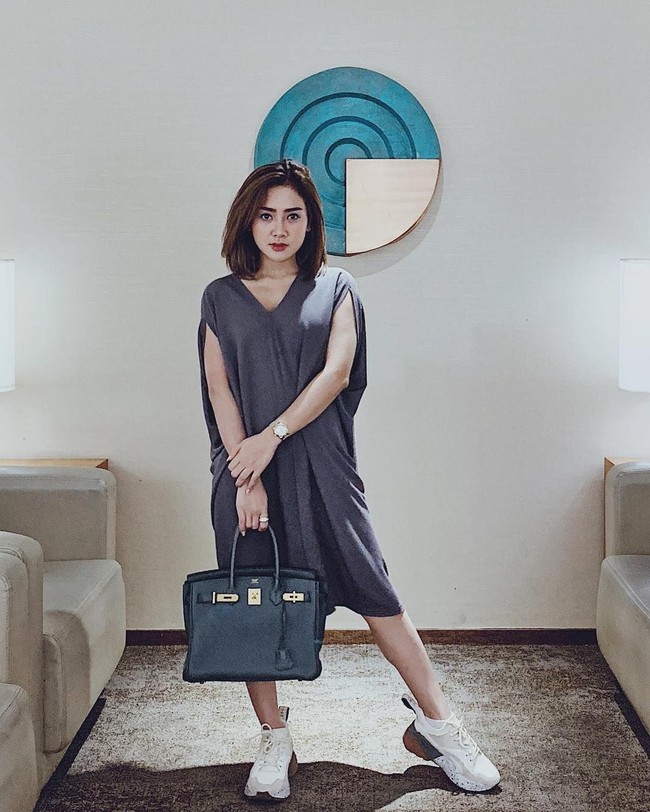 Cita Citata yang pernah bekerja sebagai pendamping karaoke sebelum sukses menjadi pedangdut itu tampak bergaya #ootd di Bandara Soekarno Hatta sambil menenteng tas Hermes Birkin yang harganya lebih dari Rp 250 juta. Foto: Instagram @ cita_citata