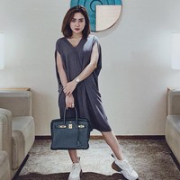 Cita Citata yang pernah bekerja sebagai pendamping karaoke sebelum sukses menjadi pedangdut itu tampak bergaya #ootd di Bandara Soekarno Hatta sambil menenteng tas Hermes Birkin yang harganya lebih dari Rp 250 juta. Foto: Instagram @ cita_citata