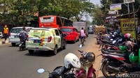 Begini penampakan akses jalan menuju stasiun yang masih sempit.
