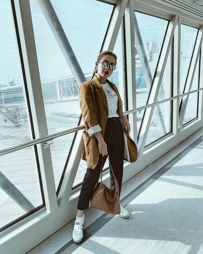 Cita Citata seperti kebanyakan selebriti Indonesia menyukai tas Hermes. Dia pun memiliki beberapa tas yang harganya mencapai ratusan juta rupiah itu. Salah satunya tas Hermes Lindy yang dipakainya saat berpose di bandara ini. Tas Hermes tersebut harganya mencapai Rp 100 jutaan. Foto: Instagram @ cita_citata