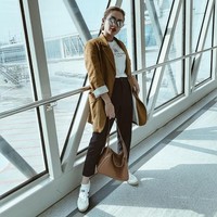 Cita Citata seperti kebanyakan selebriti Indonesia menyukai tas Hermes. Dia pun memiliki beberapa tas yang harganya mencapai ratusan juta rupiah itu. Salah satunya tas Hermes Lindy yang dipakainya saat berpose di bandara ini. Tas Hermes tersebut harganya mencapai Rp 100 jutaan. Foto: Instagram @ cita_citata