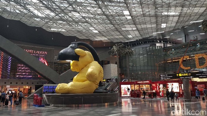 Melihat Megahnya Bandara Internasional Hamad di Qatar Bandara Internasional Hamad di Qatar menjadi salah satu hub penerbangan dunia. Yuk kita lihat megahnya bandara ini.
