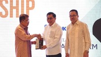 Dari pengalaman kerjanya, pemimpin harus memiliki visi dan ide yang jelas serta mampu mengeksekusinya dengan berani. Akhirnya buku ini akan menjadi salah satu sumber pembelajaran bagi seorang leadership yang diharapkan akan membawa manfaat bagi negeri. Foto: dok. Rhenald Kasali