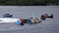 Satuan Tugas Pemberantasan Penangkapan Ikan Secara Ilegal (Satgas 115) memimpin pemusnahan 19 kapal perikanan asing (KIA) ilegal di tiga kota secara bersamaan pada Senin (7/10). Pool/Kementerian Kelautan dan Perikanan.