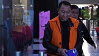 Bupati Lampung Utara, Agung Ilmu Mangkunegara, mengenakan rompi oranye dengan tangan diborgol saat akan meninggalkan gedung KPK usai menjalani pemeriksaan pada Selasa (8/10/2019) dini hari.