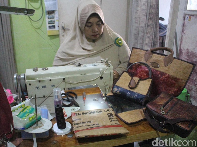 Berkah Daur Ulang Kantong Semen, Wanita Asal Sidoarjo Ini Raup Untung Berkah Daur Ulang Kantong Semen, Wanita Asal Sidoarjo Ini Raup Untung
