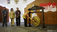 Kepala Badan Pengembangan Sumber Daya Manusia (BPSDM) Teguh Setyabudi memukul gong sebagai tanda dibukanya acara di Kantor BPSDM Kemendagri, Jl Kompleks TMP Kalibata, Pasar Minggu, Jakarta Selatan, Selasa (8/10/2019).