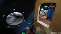 Untuk sampah plastik yang berukuran besar harus terlebih dahulu dihancurkan untuk memudahkan proses penggilingan. Untuk per kilogram dibanderol dengan harga Rp 11.000 tergantung jenis dan berat plastik.