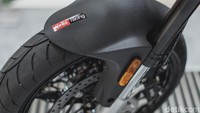 Menonjolkan desain khas sporty naked bike, Aprilia Shiver 900 dilengkapi dengan shock absorber yang bersumbu langsung ke swingarm untuk meningkatkan kemampuan suspensi. Jeruji bercabang tiga pada rodanya dirancang untuk mampu menahan beban sehingga membuat motor dapat bermanuver lebih lincah. Pool/Piaggio Indonesia.