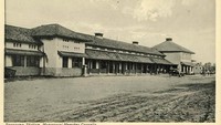 Stasiun Manggarai tampak depan pada era Hindia-Belanda pada 1922-1925. Istimewa/heritage.kai.id.