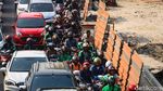 Ada Proyek Pelebaran Trotoar, Kemacetan di Kramat Raya Menggila