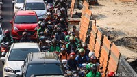 Macet tersebut semakin menggila saat jam pergi dan pulang kantor.