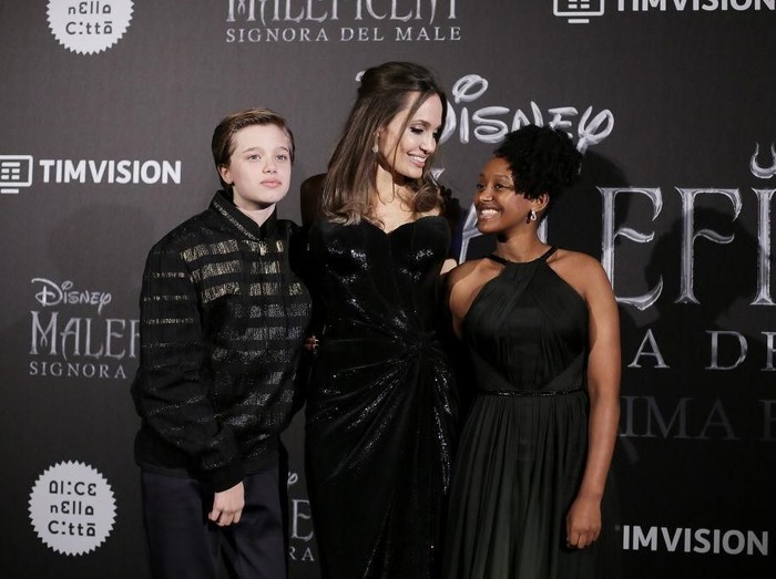 Angelina Jolie bersama kedua anaknya, Shiloh Nouvel dan Zahara Jolie-Pitt di premier Maleficent 2.. (Foto: Getty Images) Angelina Jolie bersama kedua anaknya, Shiloh Nouvel dan Zahara Jolie-Pitt di premier Maleficent 2.. (Foto: Getty Images)