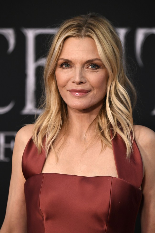 Tak ada perhiasan yang mencolok, begitu pula dari tampilan riasan wajah. Rambutnya dibiarkan tergerai bebas sehingga memancarkan aura kecantikan alaminya. (Foto: Getty Images)