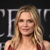 Tak ada perhiasan yang mencolok, begitu pula dari tampilan riasan wajah. Rambutnya dibiarkan tergerai bebas sehingga memancarkan aura kecantikan alaminya. (Foto: Getty Images)