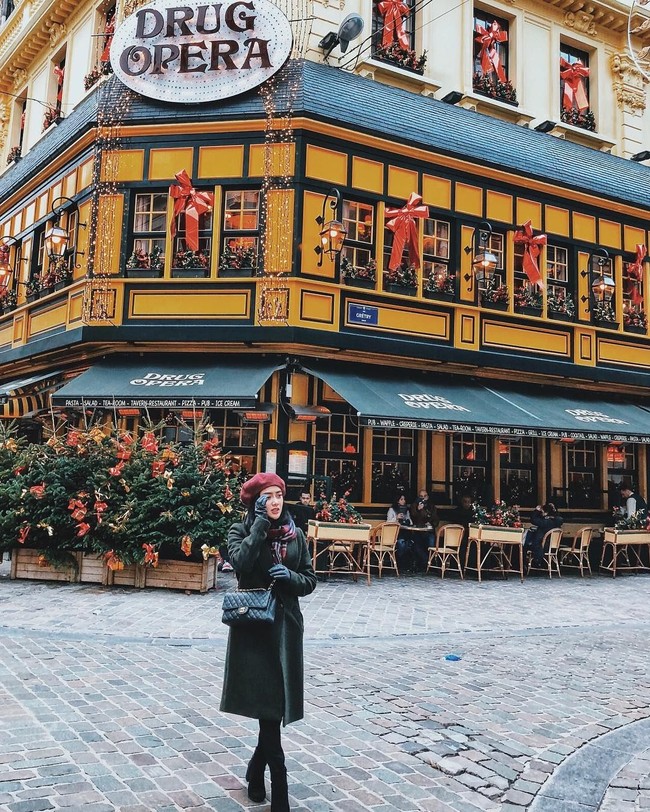 Cita Citata yang meraih sukses setelah merilis lagu Sakitnya Tuh di Sini tampil stylish saat liburan keliling Eropa. Pada foto ini, saat berpose di Brussels, Belgia, Cita Citata terlihat memakai Chanel classic handbag yang harganya Rp 64 jutaan untuk ukuran kecil dan Rp 72 jutaan untuk ukuran medium. Foto: Instagram @ cita_citata
