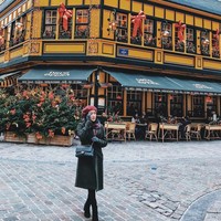 Cita Citata yang meraih sukses setelah merilis lagu Sakitnya Tuh di Sini tampil stylish saat liburan keliling Eropa. Pada foto ini, saat berpose di Brussels, Belgia, Cita Citata terlihat memakai Chanel classic handbag yang harganya Rp 64 jutaan untuk ukuran kecil dan Rp 72 jutaan untuk ukuran medium. Foto: Instagram @ cita_citata