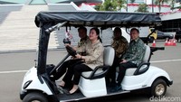 Pantauan detikcom, Selasa (8/10/2019), Puan ditemani Wakil Ketua DPR Aziz Syamsuddin, Sufmi Dasco Ahmad dan Rahmat Gobel.