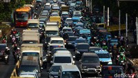 Kendaraan mengular panjang di Jalan Kramat Raya, Jakarta, Selasa (8/10).