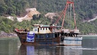 Adapun rincian 19 kapal ikan ilegal tersebut terdiri atas 7 kapal (4 kapal Vietnam, 1 kapal Malaysia, dan 2 kapal Tiongkok) ditenggelamkan di Natuna; 6 kapal (Malaysia) ditenggelamkan di Belawan; dan 6 kapal (2 kapal Malaysia, 3 kapal Vietnam, dan 1 kapal Thailand) ditenggelamkan di Batam. Pool/Kementerian Kelautan dan Perikanan.