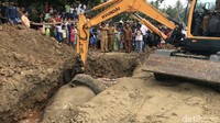 Menurut warga, mereka sudah berusaha untuk mendorong hiu ke tengah, namun spesies ikan terbesar itu justru semakin ke pinggir. Yenti, salah seorang warga yang tinggal tak jauh dari lokasi mengatakan saat hiu itu terjerat, banyak yang kaget, karena belum pernah ada kejadian seperti itu. Petugas BPSPL memperkirakan, hiu tersebut terdampar karena pengaruh cuaca.