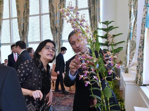 Menkeu Sri Mulyani melihat anggrek 'Iriana Jokowi'.