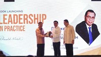 Komisaris Utama PT Bank Tabungan Negara (Persero) Tbk. Asmawi Syam bersama Wakil Presiden Republik Indonesia Jusuf Kalla dan Guru Besar FEUI Rhenald Khasali tersenyum usai menyaksikan prosesi peluncuran buku Leadership in Practice di Jakarta, Selasa (8/10). Foto: dok. Rhenald Kasali