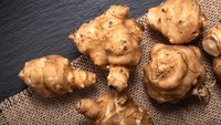 Sunchokes atau apel bumi adalah sejenis umbi-umbian yang umbinya berasal dari bunga matahari. Bentuknya mirip dengan jahe. Saat dimasak, sunchokes ini teksturnya lembut, namun rasanya agak aneh. Nutrisi yang terkandung adalah zat besi yang penting dalam produksi sel darah merah dan inulin. Ini juga bagus untuk pencernaan dan kontrol gula darah. Foto: iStock