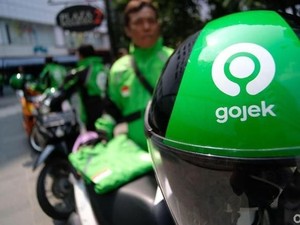 So Sweet! Para Ojol Bantu Bereskan Kedai Makan yang Mau Tutup