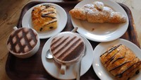 Ada aneka pastry mulai dari croissant hingga roti cokelat, dengan latte manis yang siap menunggu Anda untuk membaca buku Harry Potter di sini. Foto: Istimewa