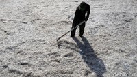 Nantinya cacahan plastik tersebut akan dijual ke sejumlah pabrik pembuatan plastik di Bandung untuk dijadikan biji plastik. Setelah itu bahan-bahan ini mampu diproduksi ulang menjadi produk baru seperti perabot plastik, benang, serat dan bahan lainnya.