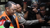 Bupati Lampung Utara Agung Ilmu Mangkunegara ditetapkan KPK sebagai tersangka karena diduga menerima suap. Total suap yang diduga sudah diterima Agung berjumlah Rp 1,2 miliar.